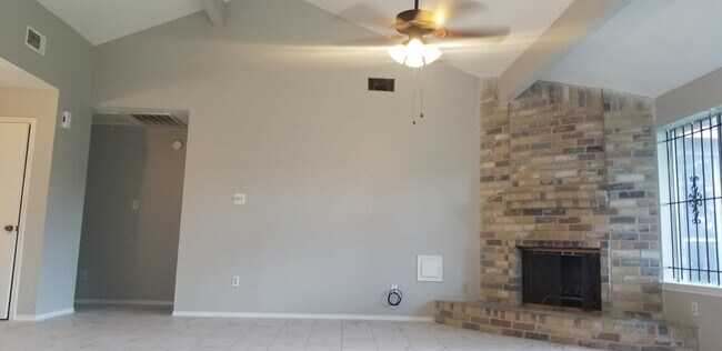 Building Photo - 527 Oakdale Dr