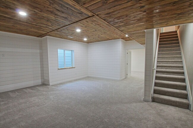 Building Photo - 6 bed 4 bath 3 car garage Crystal Valley Ranch house