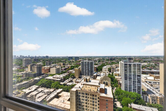 Building Photo - 2650 N Lakeview Ave