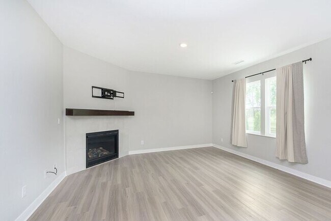 Building Photo - Like New 5 Bedroom 3 Full Bath With Fenced...