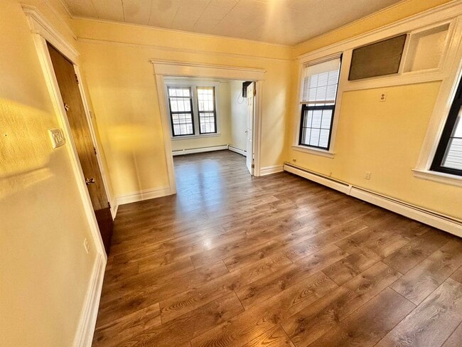 Building Photo - 213 Gates Ave