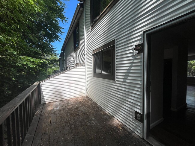 Building Photo - 2 Bed/ 1 Bath- Renovated Duplex Condo W/ G...