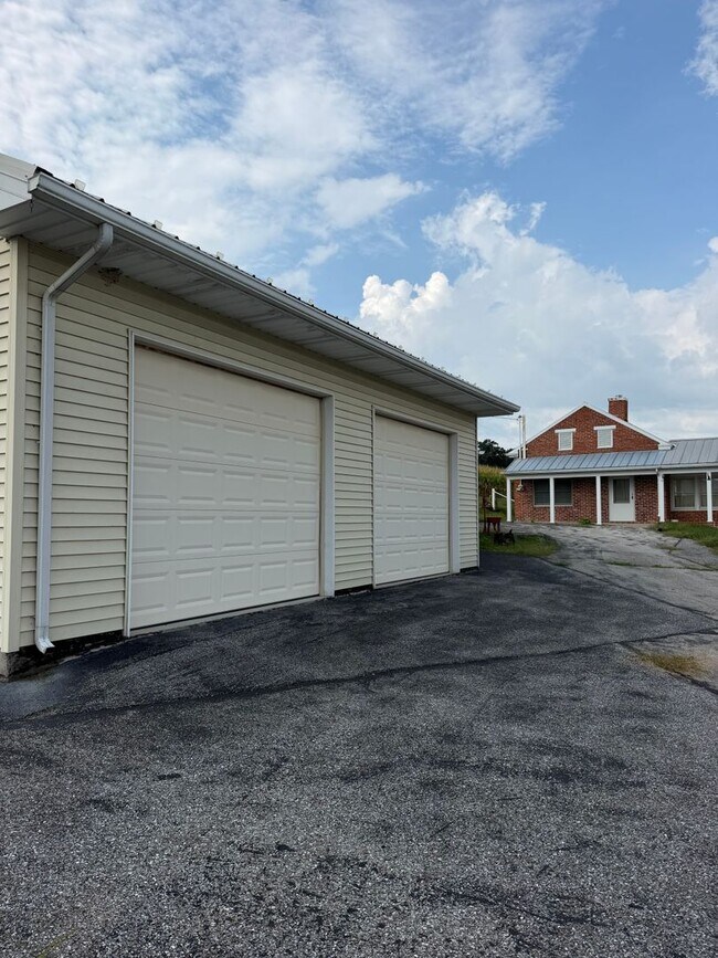 Building Photo - 366 Locust Ln