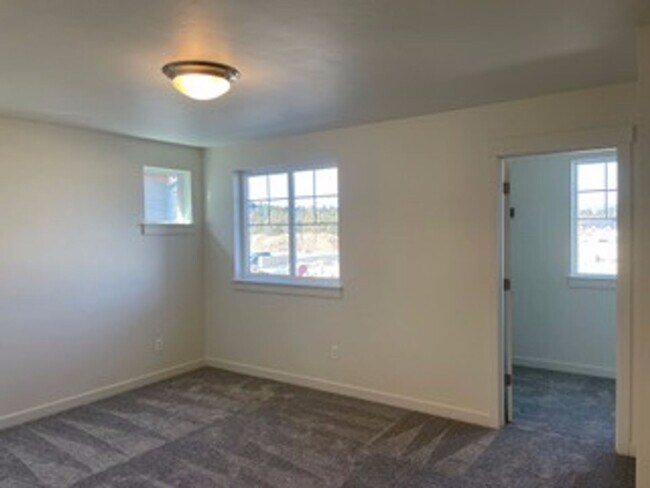 Building Photo - End unit Pahlish Townhome!