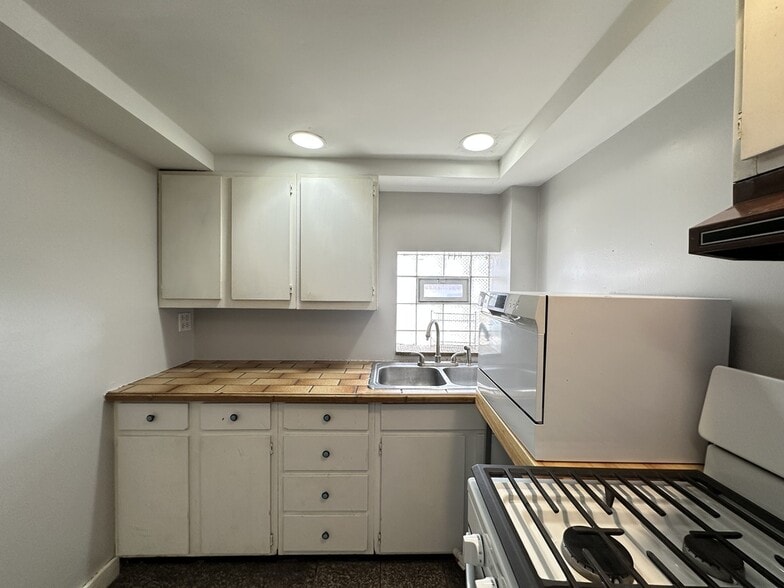 Building Photo - 2341 N Leavitt St