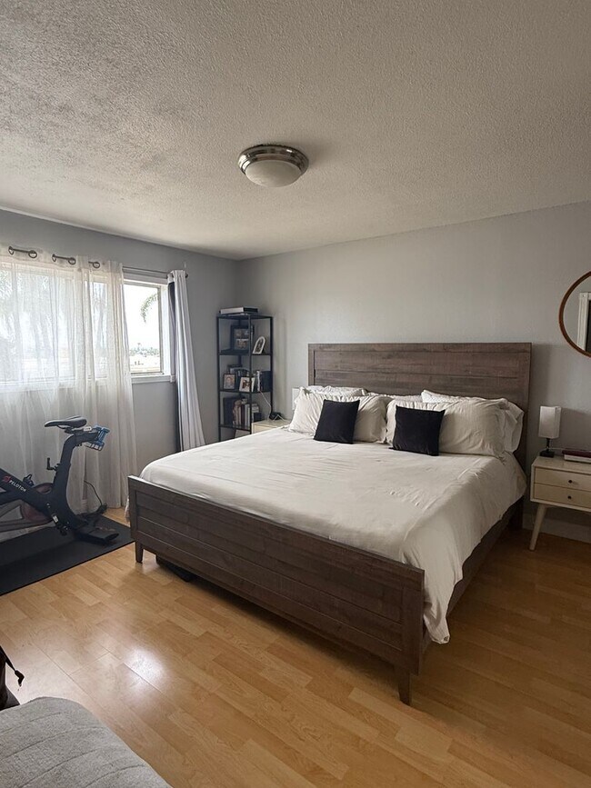 Building Photo - Remodeled 2 Bed, 2 Bath Condo in Quiet Gated Lomita Community