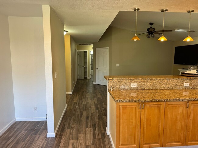 Building Photo - 4 bdrm 2 bath house on quiet cul -de-sac w...