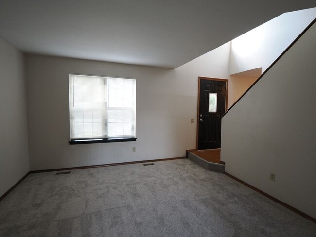 Building Photo - 3 Bdrm, 2.5 Bath Home off of Powers!