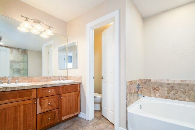 Building Photo - Exceptional 5-Bedroom Home Steps from the University of Denver