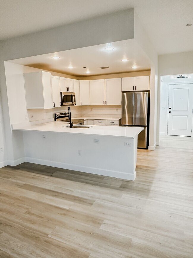Building Photo - Amazing 2 Bedroom across from DU