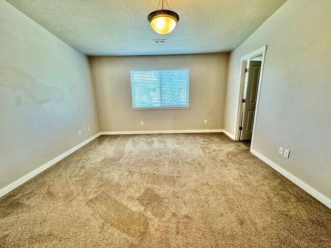 Building Photo - Ask about free rent... Nearly New, wonderf...