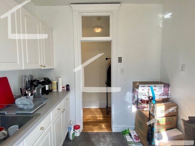 Building Photo - 6/1 Sunny charming Studio apartment just 1...
