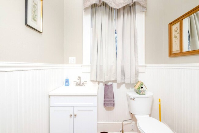 Building Photo - 406 NE 7th Ave