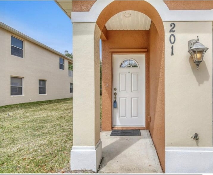 Building Photo - 1030 Venetian Dr