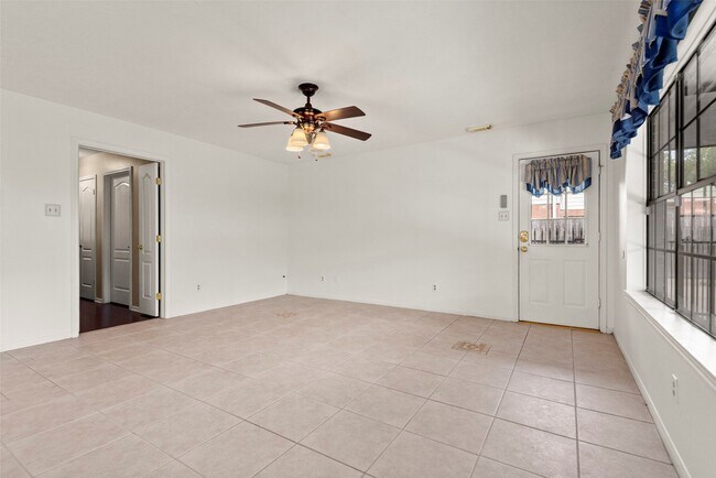 Building Photo - 2415 Parkwood Ln