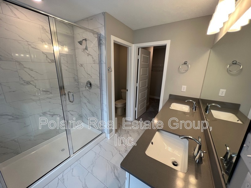 Building Photo - 635 Golborne St