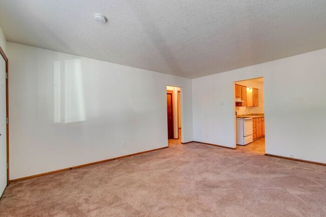 Building Photo - 2bed/1bath Available NOW! 1ST MONTH RENT F...