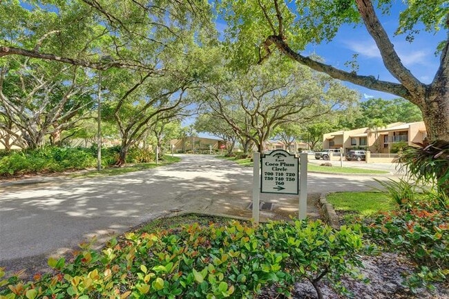 Building Photo - 700 E Coco Plum Cir