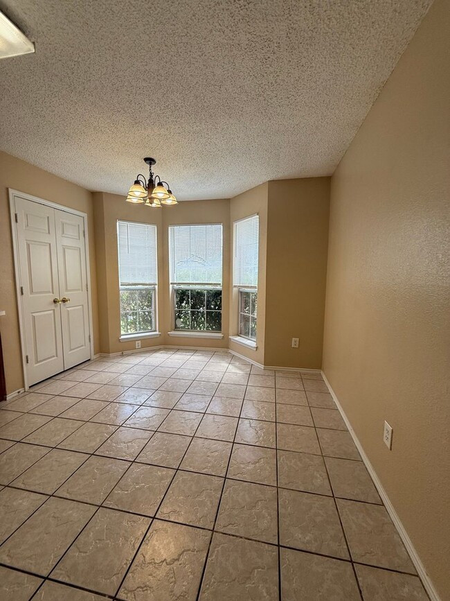 Building Photo - COMMUTER FRIENDLY / ESTABLISHED NEIGHBORHOOD