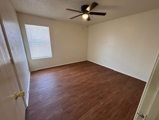 Building Photo - 1 Story Home in Crowlley with Community Pool