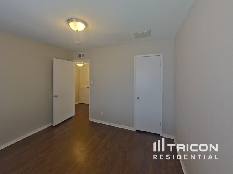 Building Photo - 6112 Granada Cir