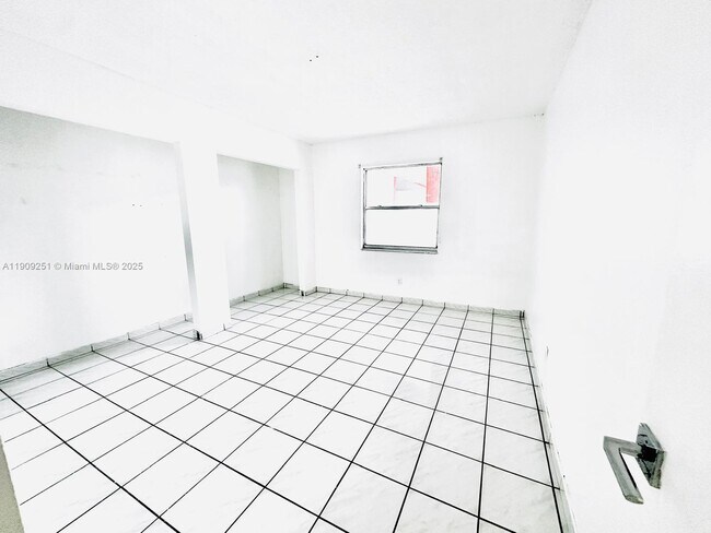 Building Photo - 1750 W 46th St