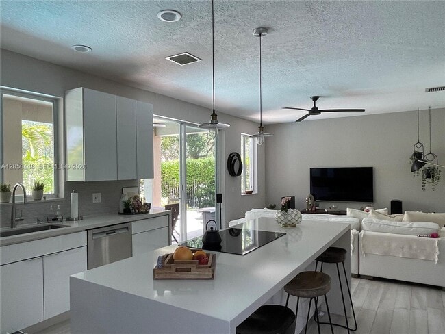 Building Photo - 485 Silver Palm Way