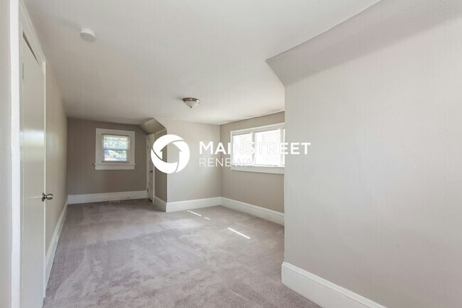 Building Photo - 4 Bedroom Pet-Friendly Home in Charlotte, NC with Main Street Renewal