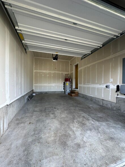 Building Photo - 17634 SW Devonshire Way