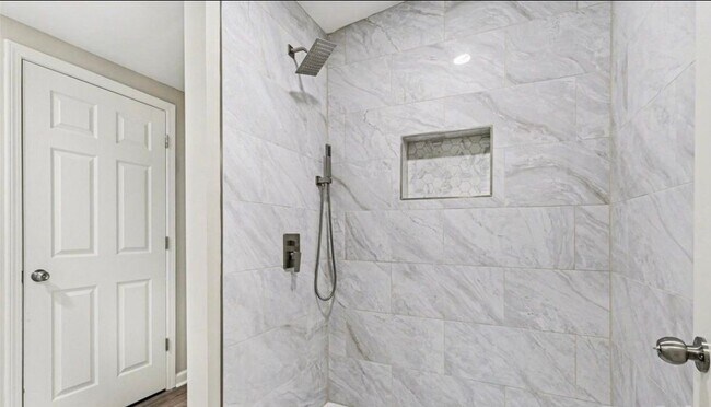 Building Photo - 5050 Park Creek Dr