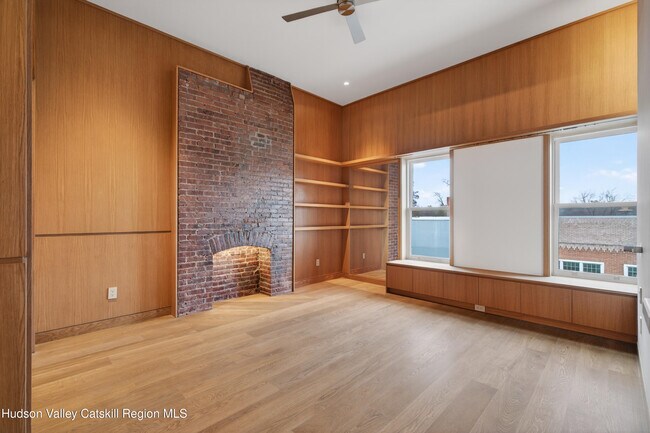 Building Photo - 316 Wall St