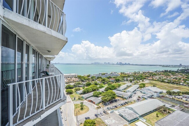 Building Photo - 7601 E Treasure Dr