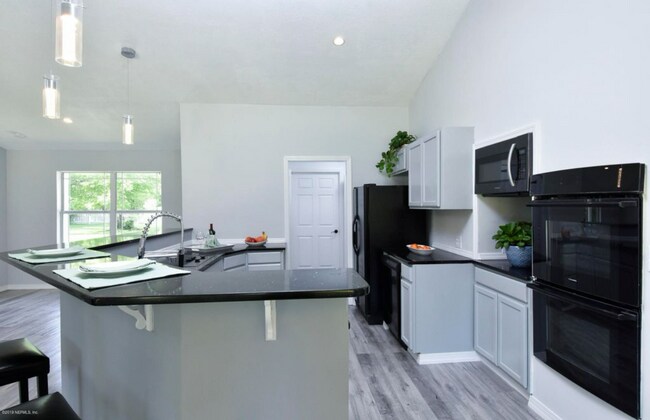 Building Photo - Stunning Home - Large Lot with 2 Car Garage!