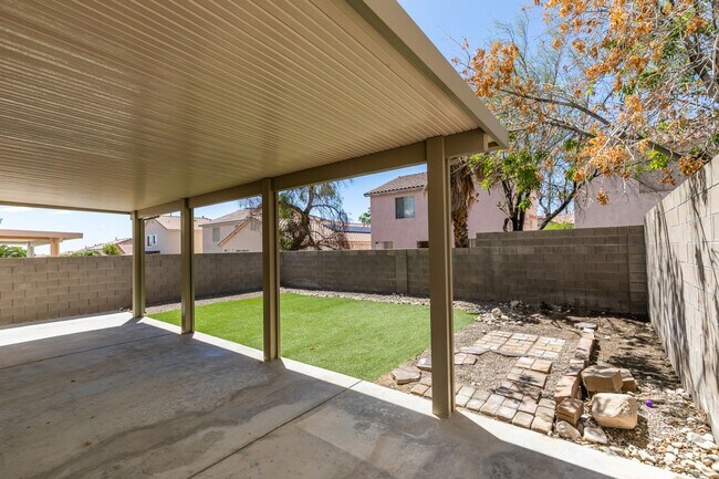 Building Photo - Stunning 4 bedroom, 2.5 bathroom