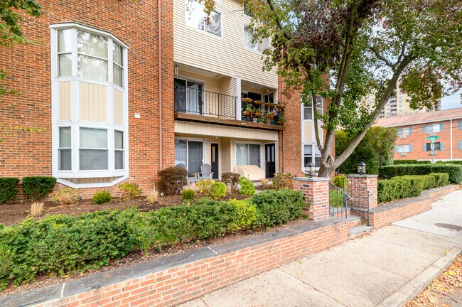 Building Photo - 170 Forest St