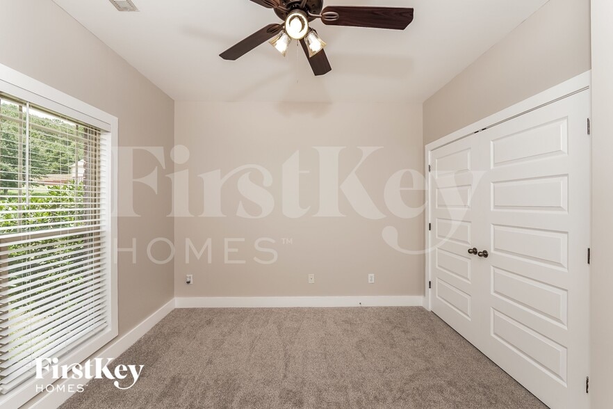 Building Photo - 15 Field Ln