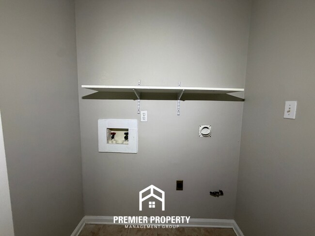 Building Photo - Stunning 3BR/2BA Memphis Home with Vaulted Ceilings & Rustic Fireplace!
