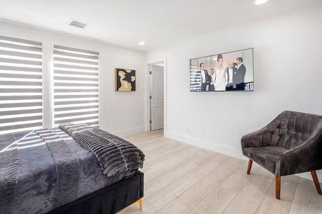 Building Photo - 1372 Peninsula Point Ave