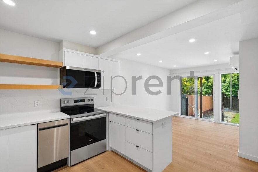 Building Photo - Unit D