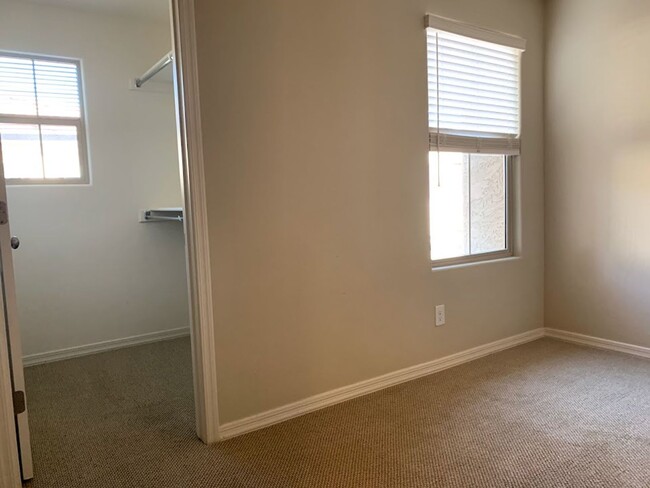 Building Photo - 4 BEDROOM PLUS LOFT, BUILT IN BBQ WITH COMMUNITY POOL