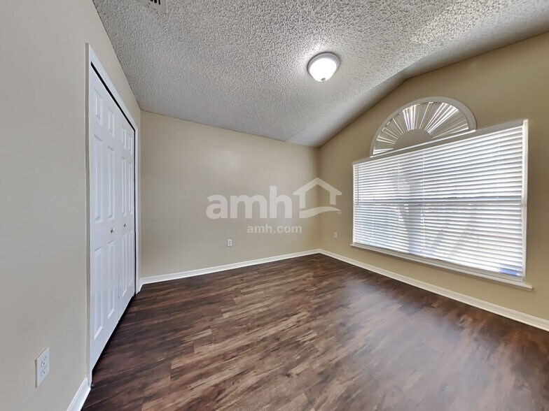 Building Photo - 70 Reeding Ridge Dr W