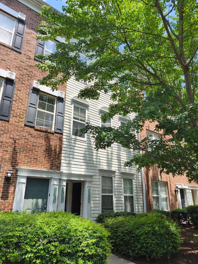 Building Photo - Charming Townhome-Style Condo with Garage ...