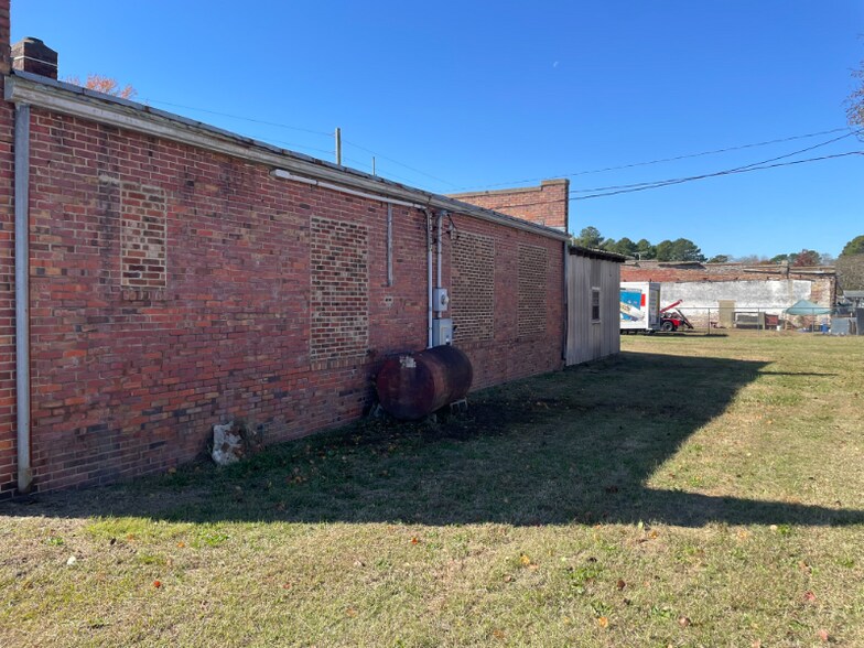 Building Photo - 100 W Green St