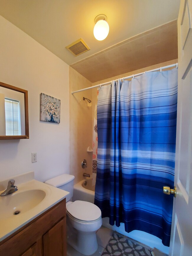 Building Photo - 889 Green St