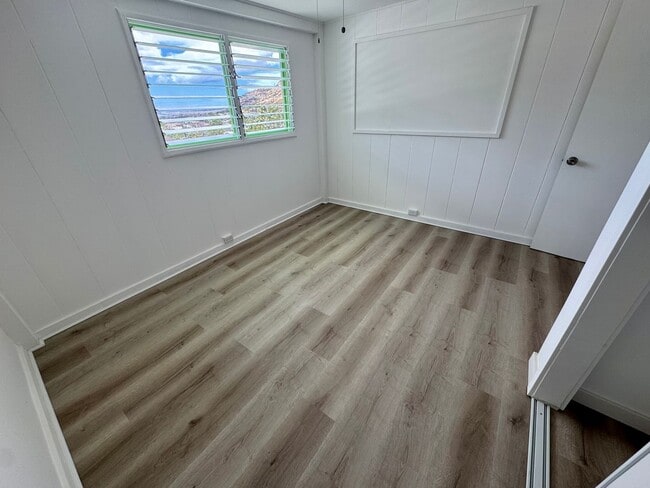 Building Photo - 3/1 w/ ocean views and all utilities inclu...