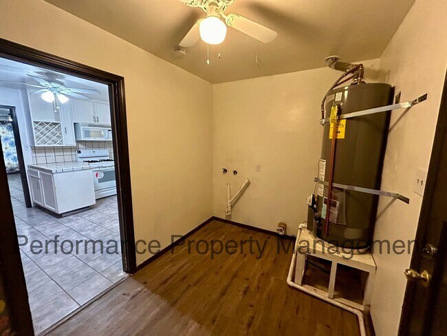 Building Photo - Cute 2 Bed/1 Bath Home in SE Bakersfield w...