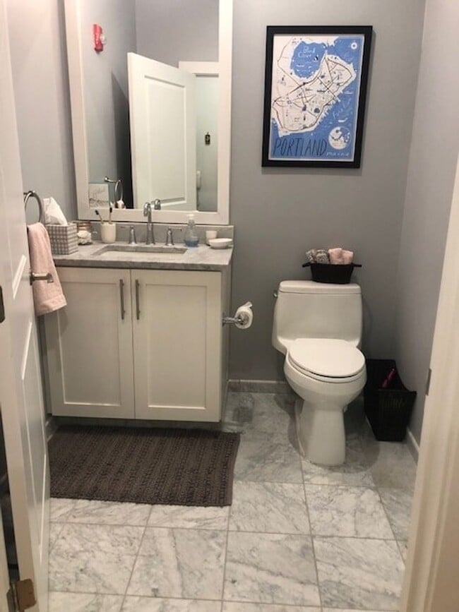 Building Photo - Studio Available September 1st!! - Fully Furnished - Great Portland Location!