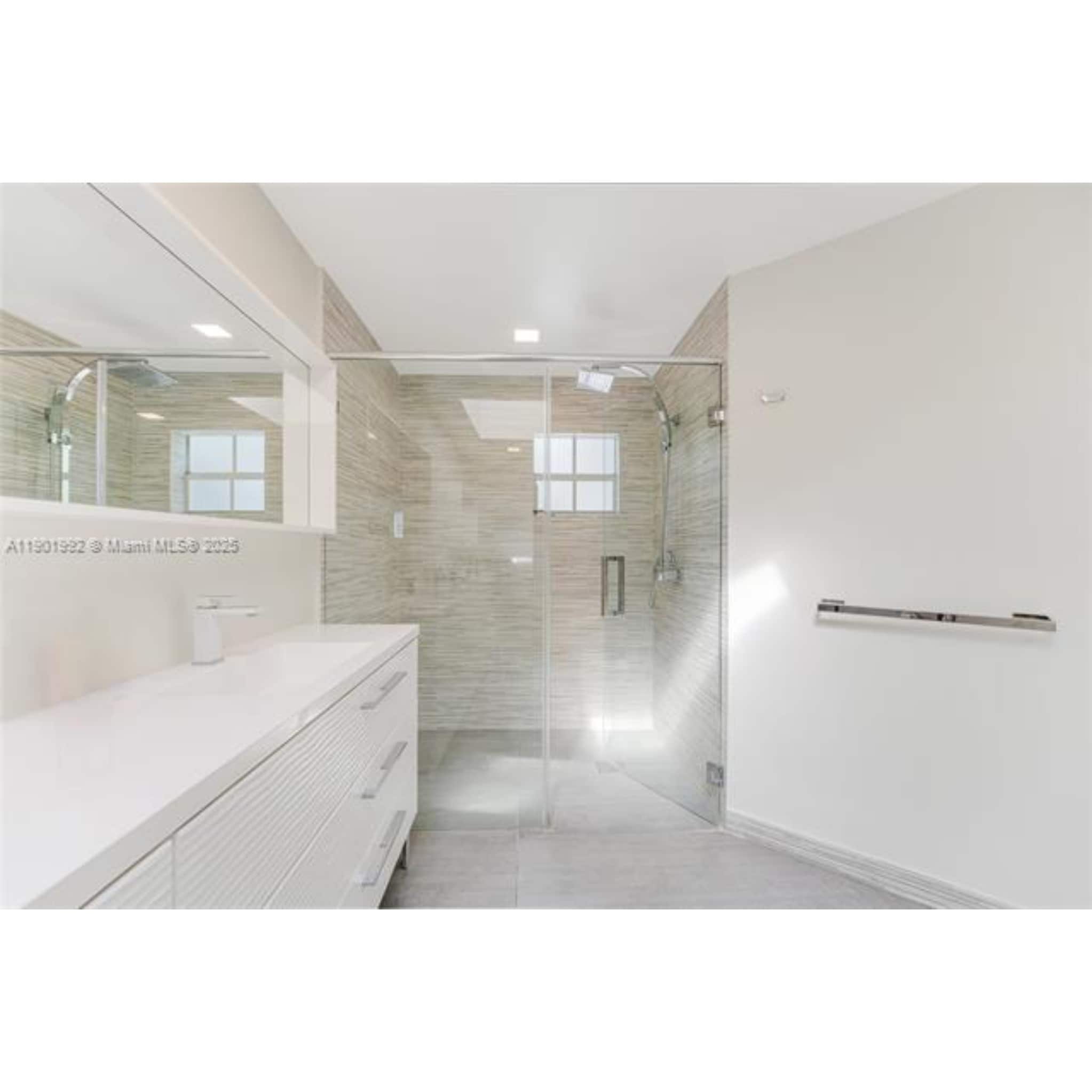 Building Photo - 140 N Hibiscus Dr