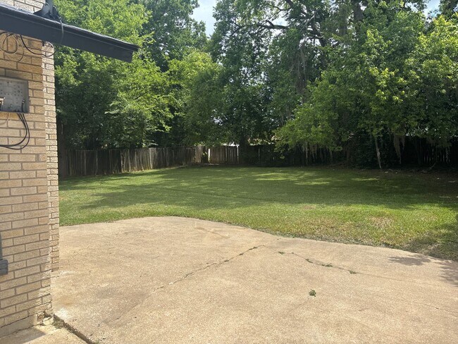 Building Photo - 4018 Strathmore Dr