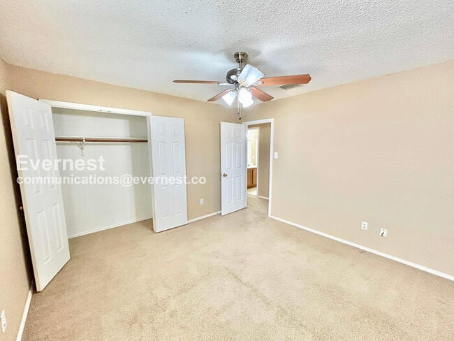Building Photo - 4 Bed, 2 Bath Home with Fenced Yard & Garage / Available Now!
